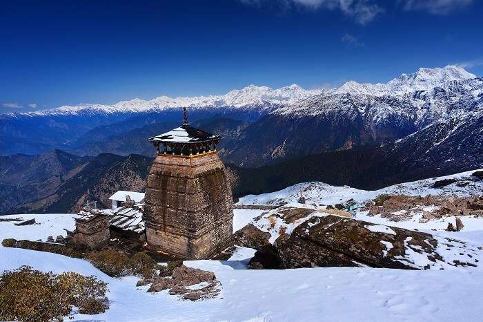 A-winter-snap-of-the-snowcapped-Himalayas-and-the-Tungnath-Temple-in-Chopta (1)